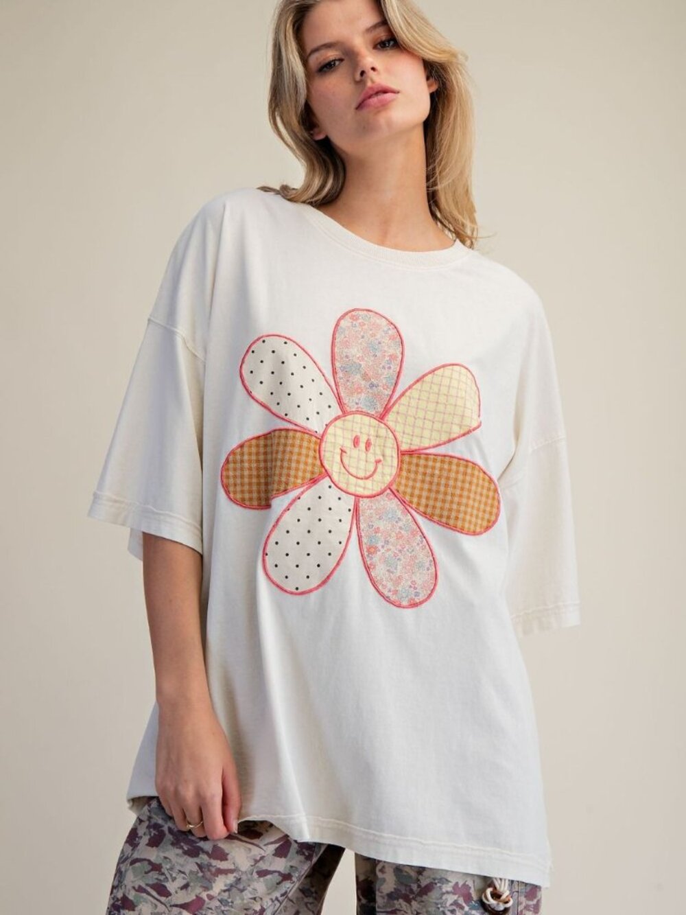 EASEL FLORAL SMILEY FACE PATCH WASHED BOXY TOP 100% COTTON